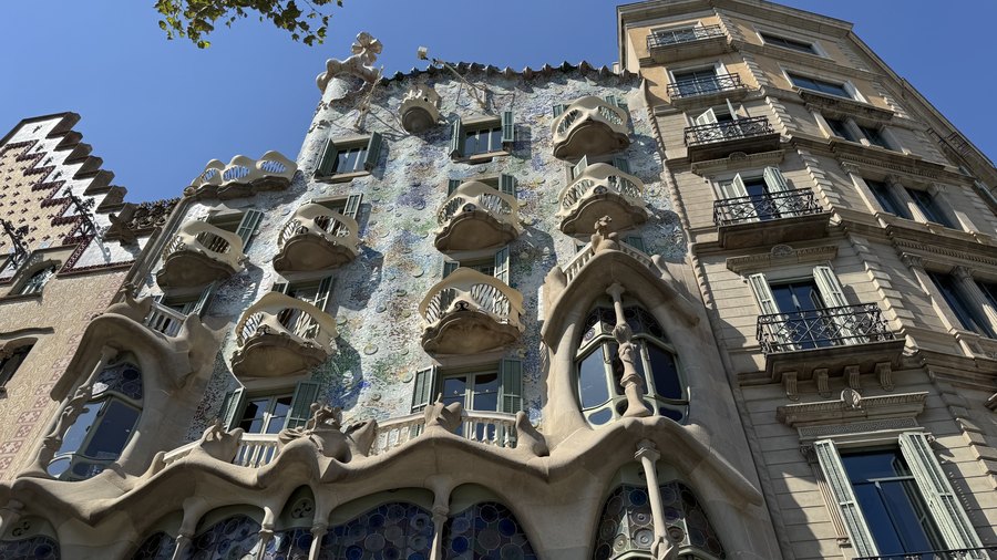 Fasada Casa Batlló z mozaiką i balkonami w kształcie masek