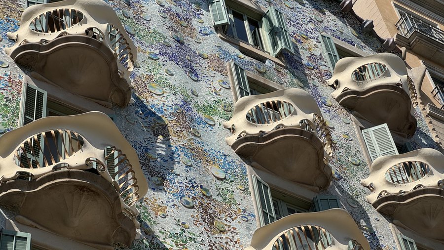 Balkony i mieniąca się mozaika na fasadzie Casa Batlló