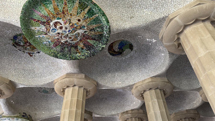 Mozaikowe medaliony na sklepieniu Sali Hipostylowej w Parku Güell