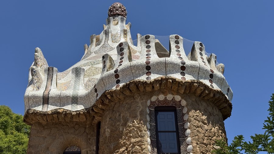 Pawilon przy wejściu do Parku Güell z dachem pokrytym mozaiką