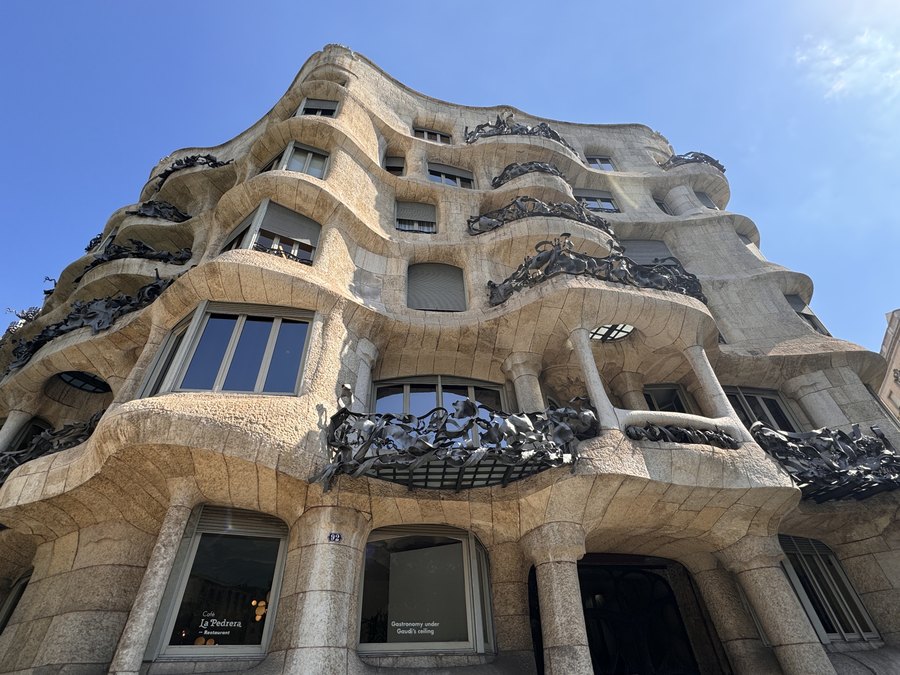 Falująca kamienna fasada Casa Milà z kutymi balkonami