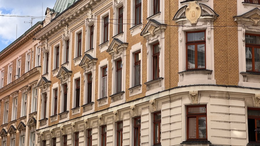 Bogato zdobione fasady kamienic przy ulicy 11 Listopada w Białej