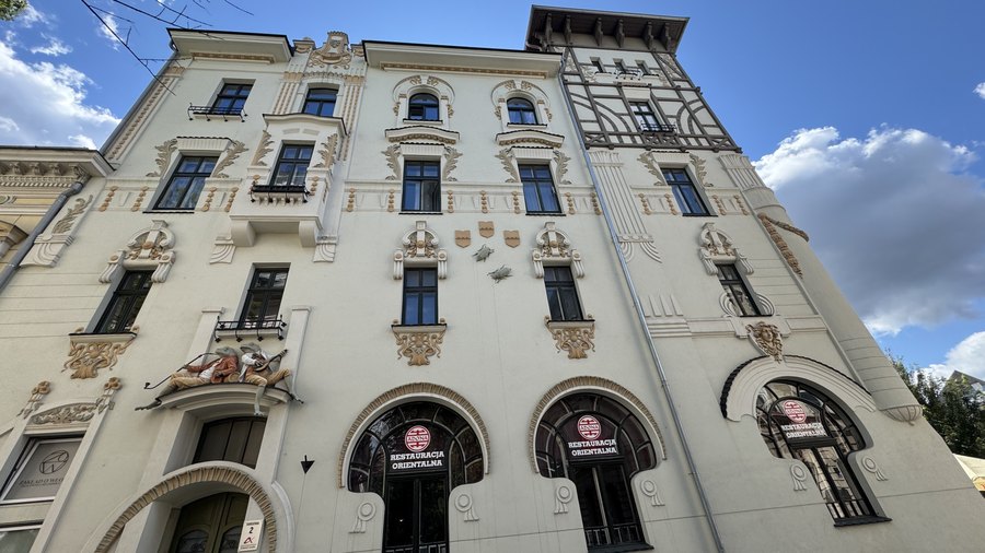 Secesyjna fasada kamienicy Pod Żabami z łukowymi oknami parteru