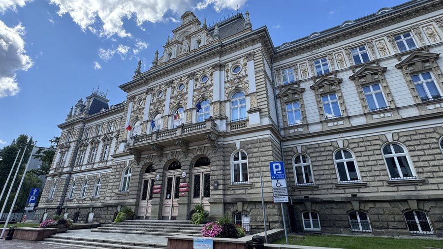 Neorenesansowa fasada ratusza w Bielsku-Białej z balkonem i schodami wejściowymi