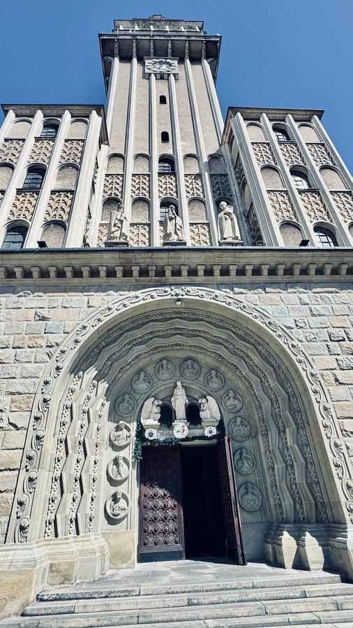 Rzeźbiony portal i fasada wieży katedry św. Mikołaja z figurami świętych