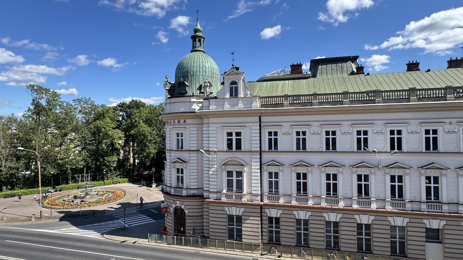 Eklektyczny gmach poczty z zieloną kopułą i balustradą na dachu w centrum Bielska-Białej