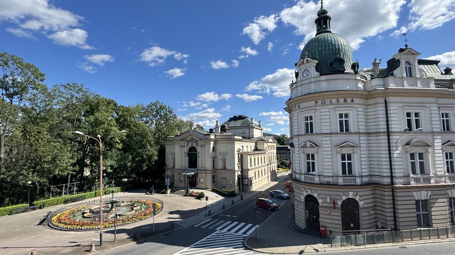 Teatr Polski, kwietny klomb z fontanną i narożny gmach poczty z kopułą w Bielsku-Białej