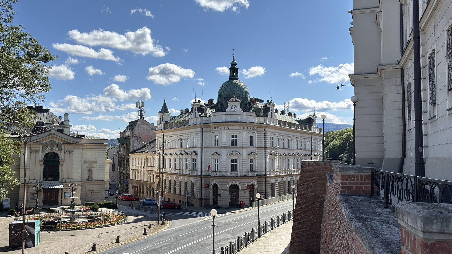 Widok spod murów Zamku Sułkowskich na Teatr Polski i gmach poczty z zieloną kopułą w Bielsku-Białej