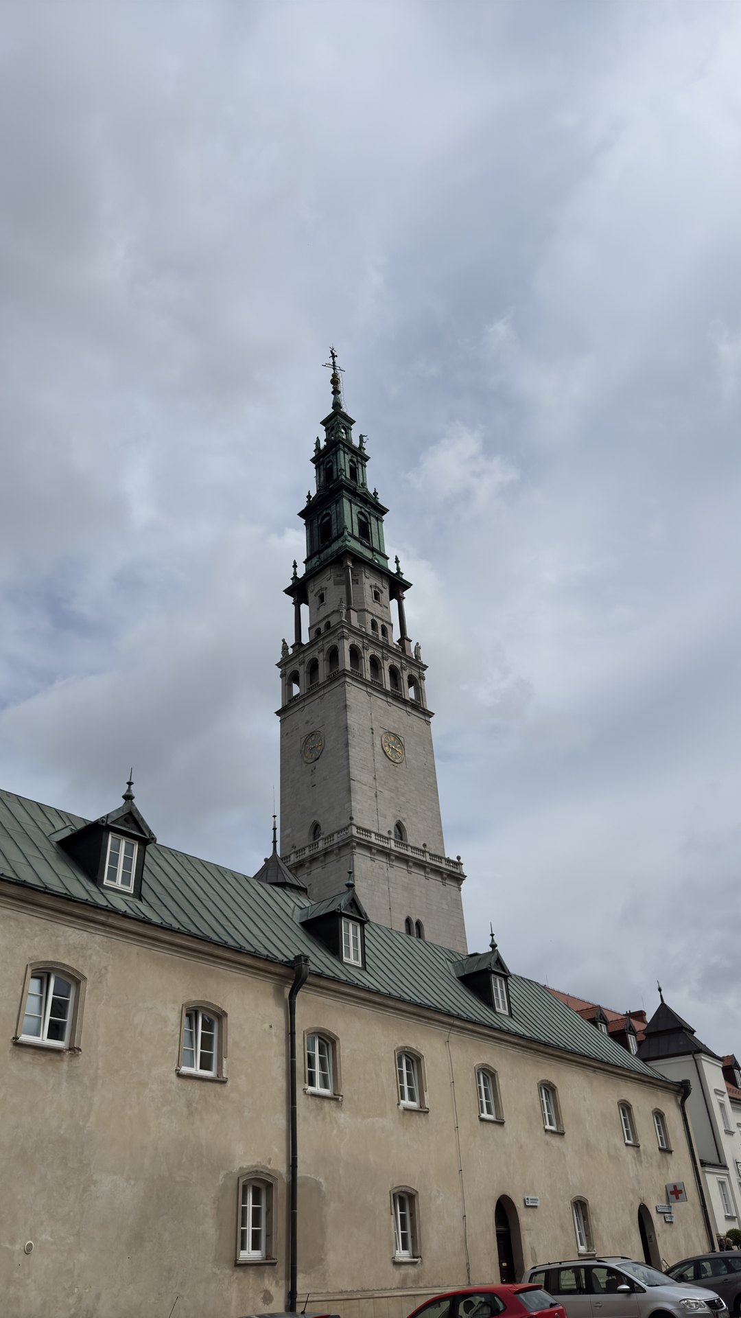 Wieża jasnogórska wznosząca się nad budynkami klasztoru na Jasnej Górze w Częstochowie
