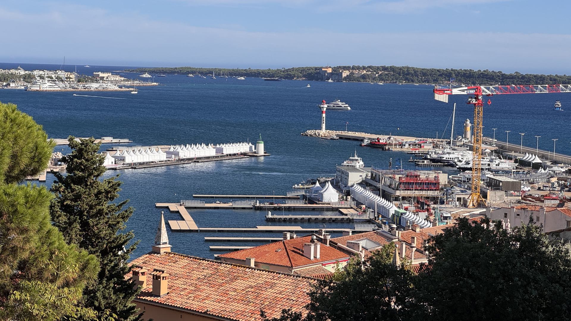 Widok na port i zatokę w Cannes