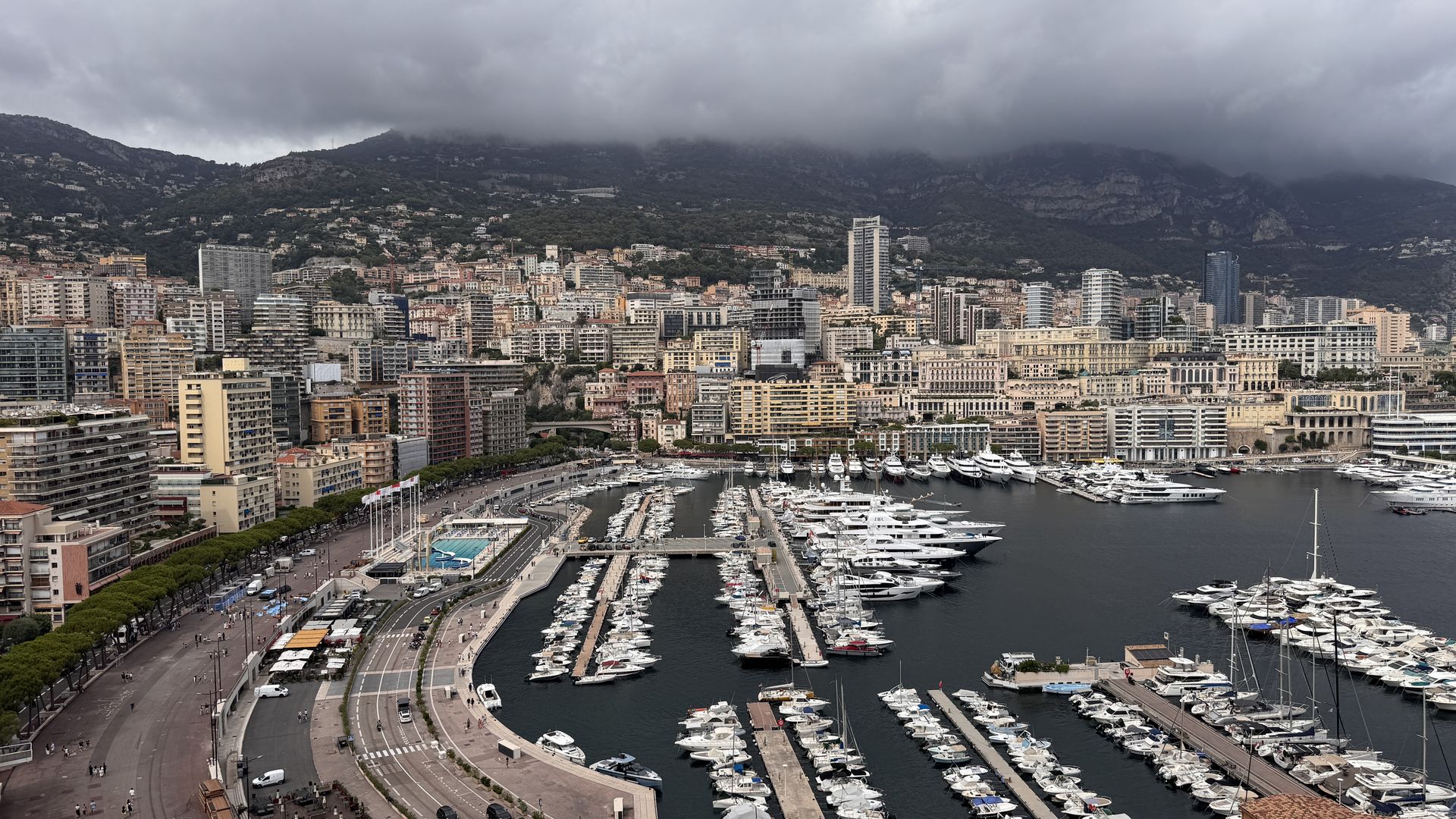 Port Herkulesa i panorama Monako