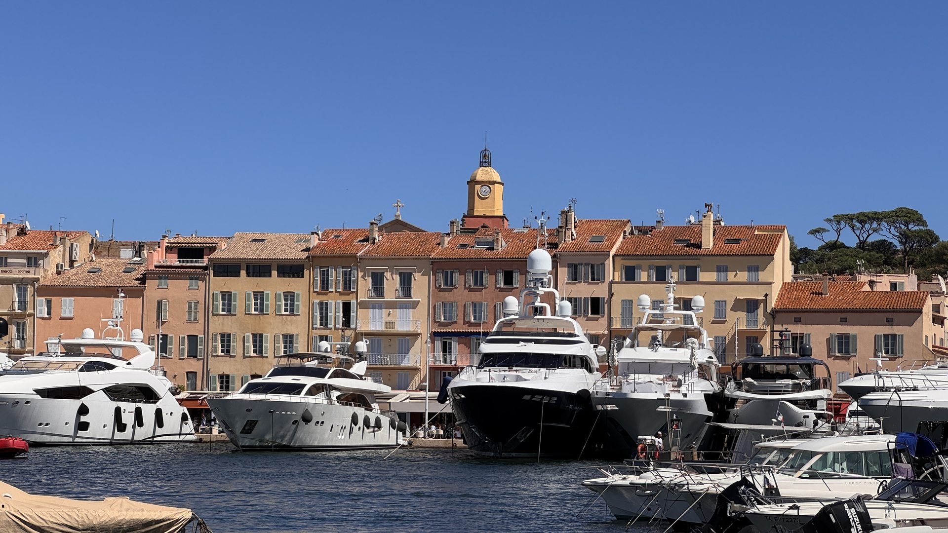 Port w Saint-Tropez z wieżą kościoła