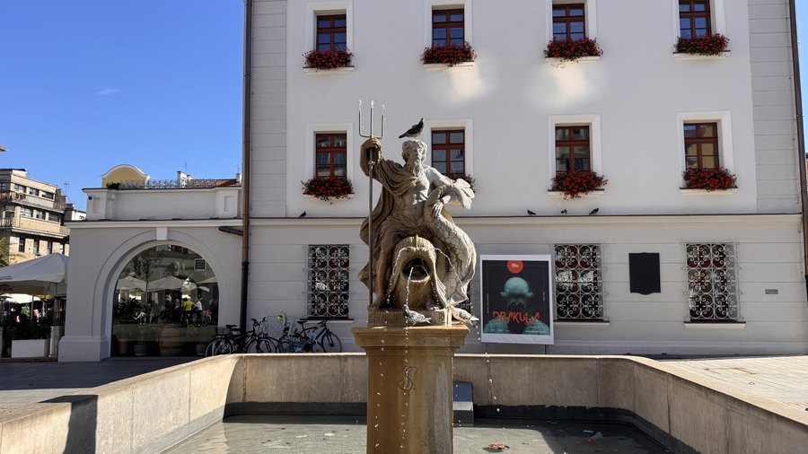 Fontanna z Neptunem przed ratuszem na rynku w Gliwicach