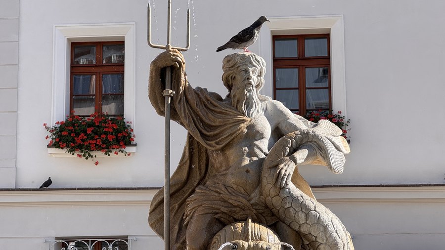 Rzeźba Neptuna z trójzębem na gliwickiej fontannie