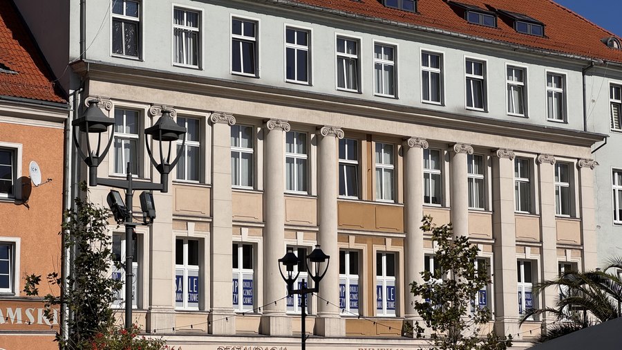 Klasycystyczna kamienica z kolumnami przy rynku w Gliwicach