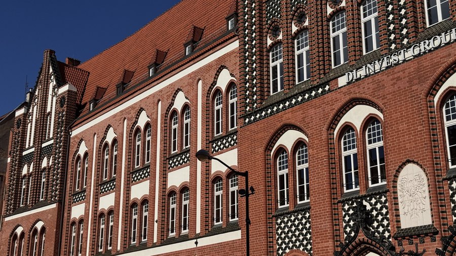 Ceglana elewacja dawnej poczty głównej z dekoracyjnymi wzorami