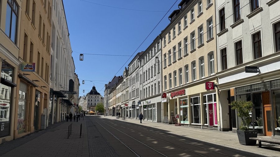Deptak Berliner Straße z kamienicami i torowiskiem w Görlitz