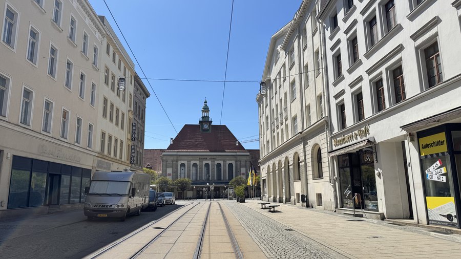 Budynek dworca kolejowego w Görlitz na końcu ulicy