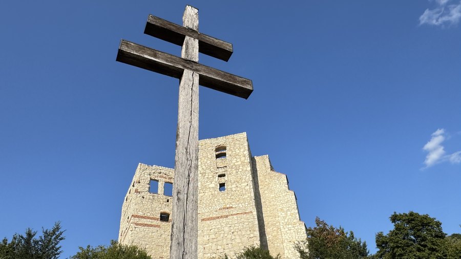 Kamienne mury ruin zamku w Kazimierzu Dolnym na tle błękitnego nieba