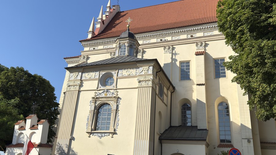 Renesansowa kaplica i jasna fasada kościoła farnego w Kazimierzu Dolnym
