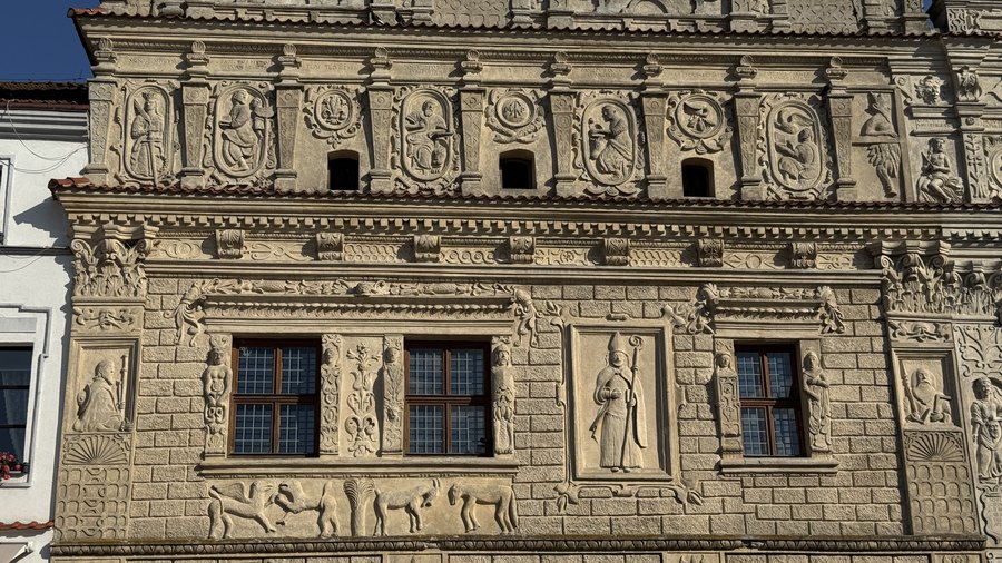 Płaskorzeźby świętych i zwierząt na fasadzie Kamienicy Przybyłów w Kazimierzu Dolnym