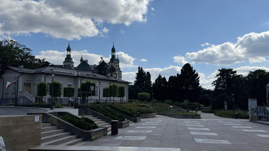 Hełmy wież pałacu biskupiego ponad placem na Wzgórzu Zamkowym w Kielcach