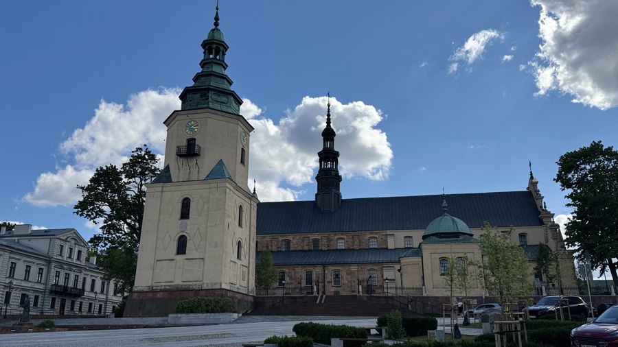 Katedra Wniebowzięcia NMP w Kielcach z wolnostojącą dzwonnicą na Wzgórzu Zamkowym