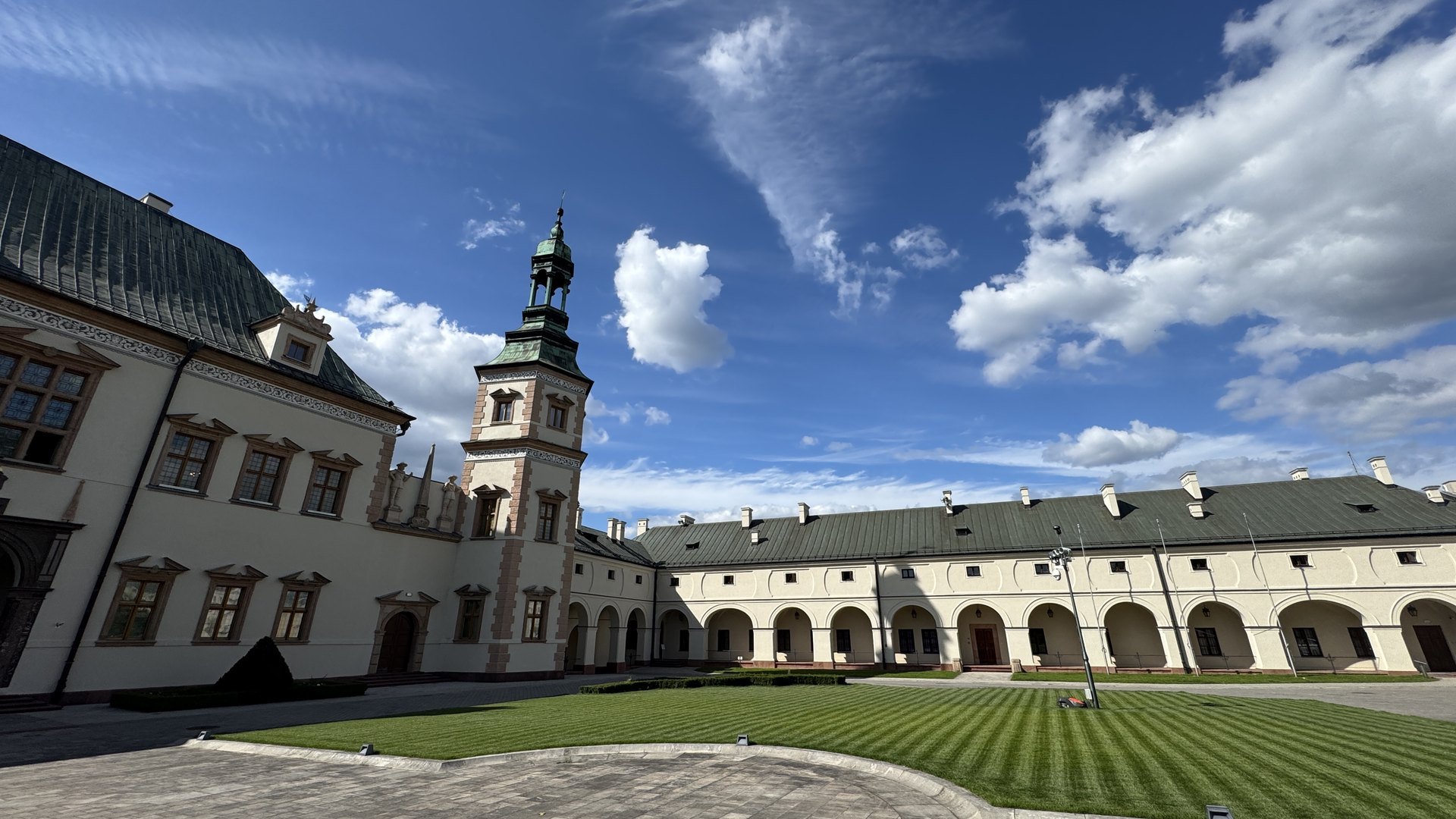Dziedziniec Pałacu Biskupów Krakowskich w Kielcach z wieżą i arkadowym skrzydłem