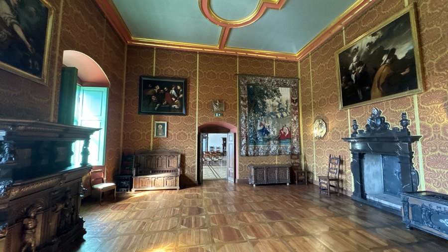 Pałacowa komnata z kominkiem, arrasem i obrazami w Muzeum Narodowym w Kielcach