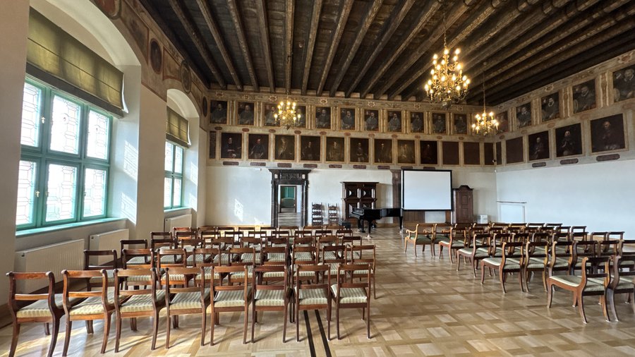 Sala z portretami biskupów i stropem belkowym w Pałacu Biskupów Krakowskich