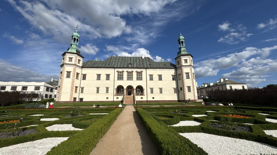 Fasada Pałacu Biskupów Krakowskich nad rabatami ogrodu włoskiego