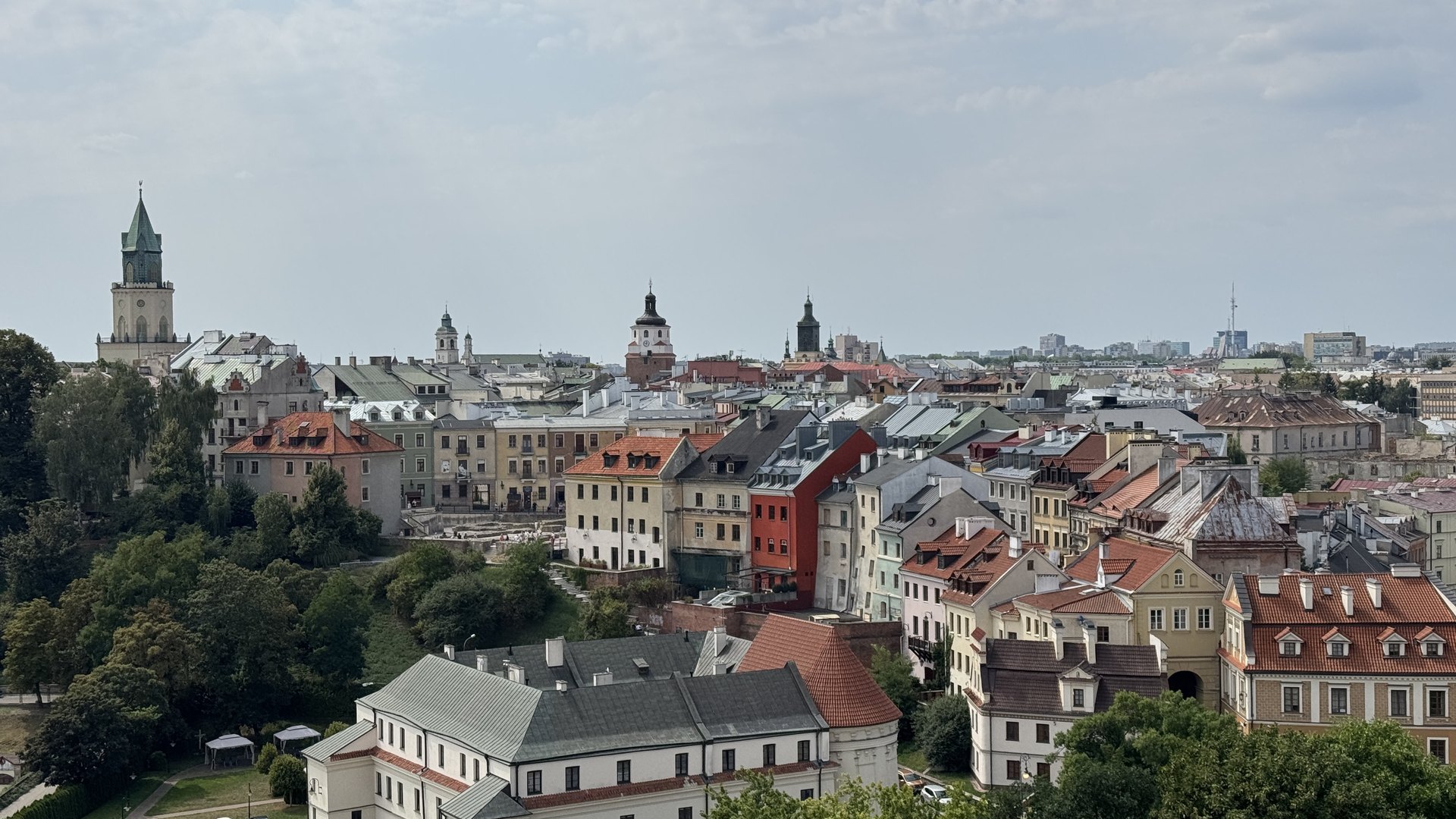 Panorama dachów Starego Miasta w Lublinie z Wieżą Trynitarską i Bramą Krakowską