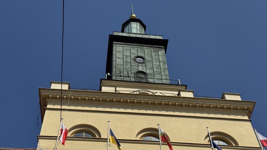 Wieża Nowego Ratusza w Lublinie z flagami na tle błękitnego nieba
