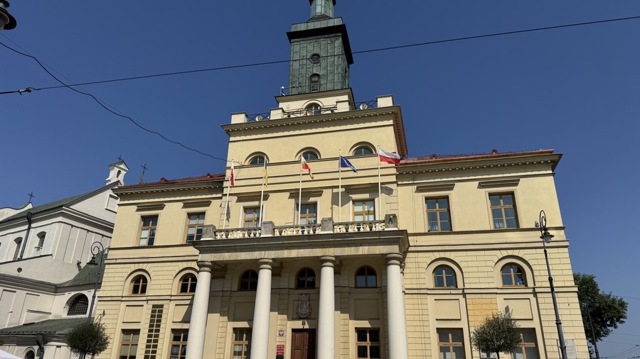Klasycystyczna fasada Nowego Ratusza z kolumnowym portykiem na placu Łokietka