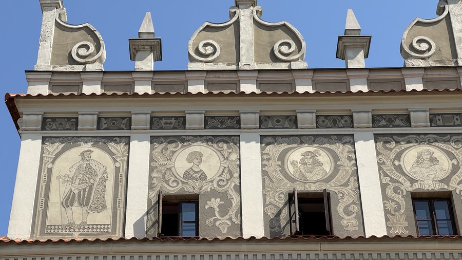 Renesansowe sgraffito z postaciami na fasadzie kamienicy przy Rynku w Lublinie
