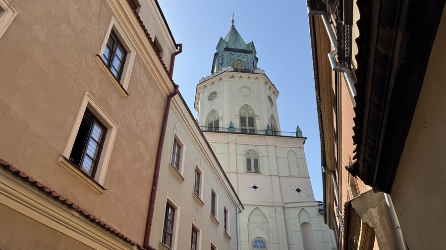 Neogotycka Wieża Trynitarska widziana z wąskiej uliczki Starego Miasta