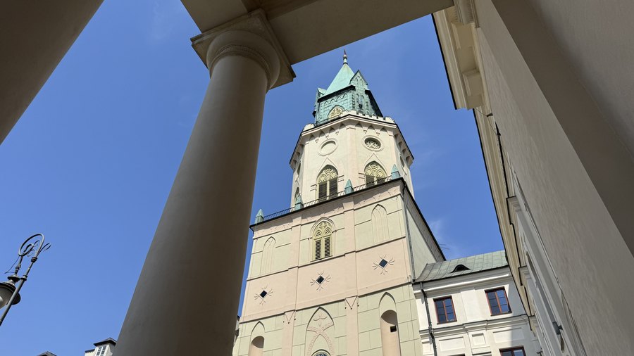 Wieża Trynitarska w Lublinie oglądana spomiędzy kolumn portyku katedry