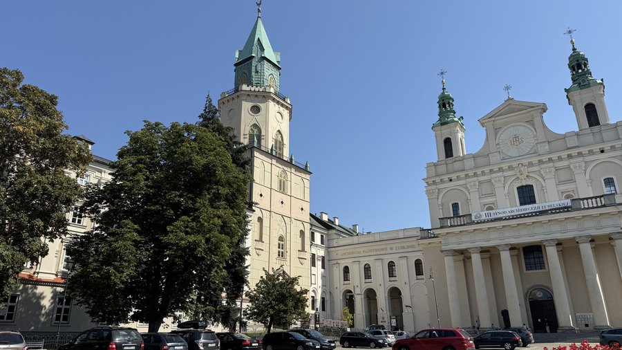 Klasycystyczna fasada Archikatedry Lubelskiej obok Wieży Trynitarskiej