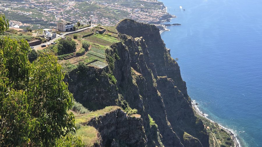 Urwisko Cabo Girão z tarasowymi poletkami na krawędzi klifu