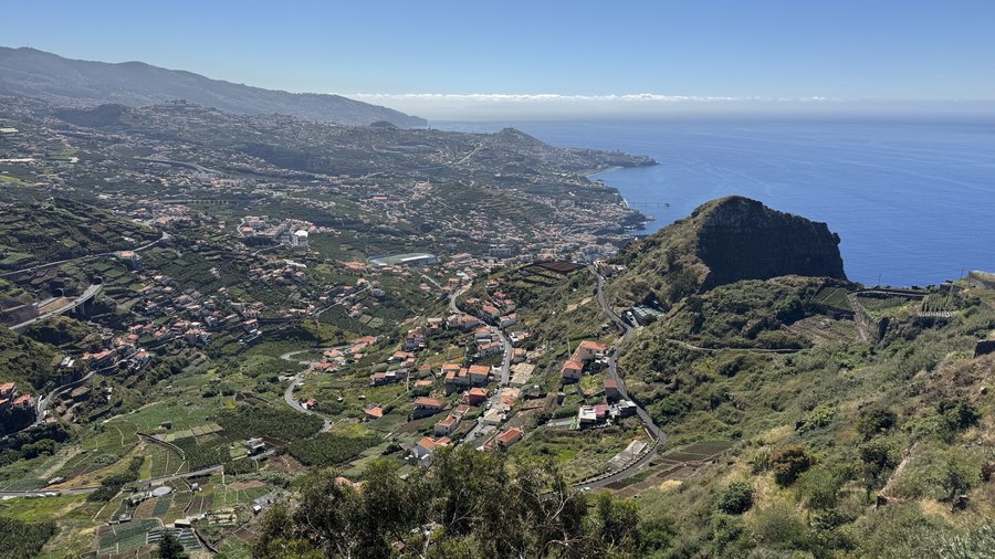 Wąski pas wybrzeża i łódź na oceanie widziane prosto z góry z Cabo Girão