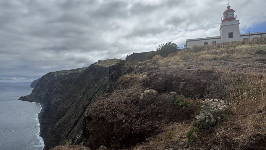 Latarnia Ponta do Pargo na szczycie stromego klifu nad oceanem