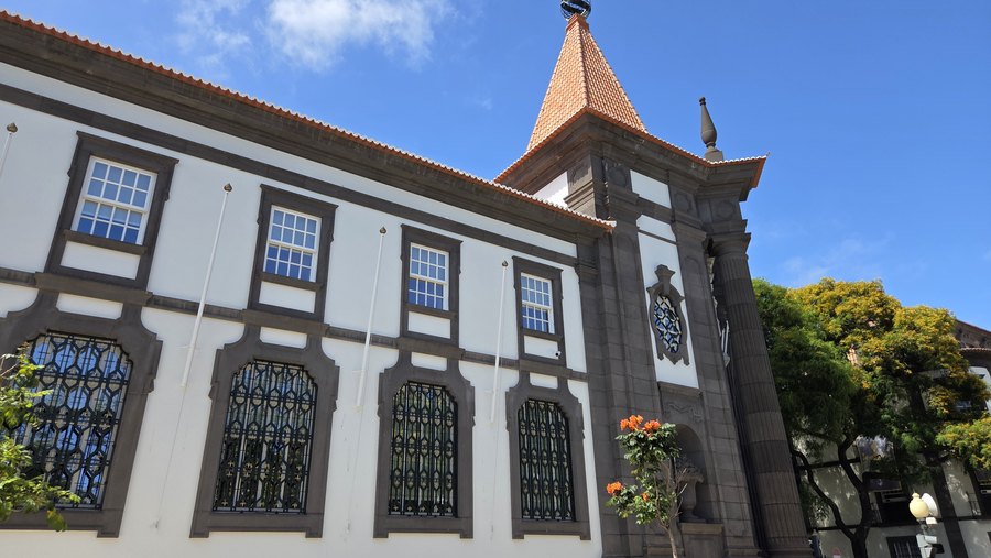 Gmach Banku Portugalii z wieżyczką przy Avenida Arriaga