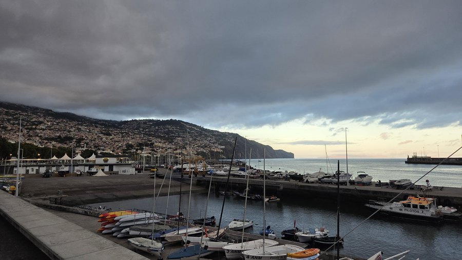 Port jachtowy w Funchal o zmierzchu pod zboczami miasta