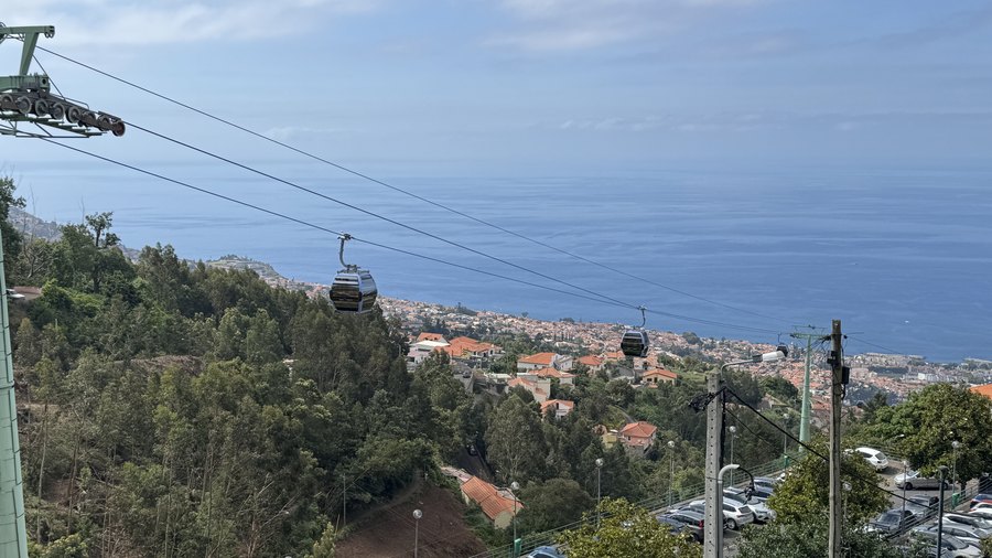 Wagoniki kolejki linowej nad Funchal i oceanem
