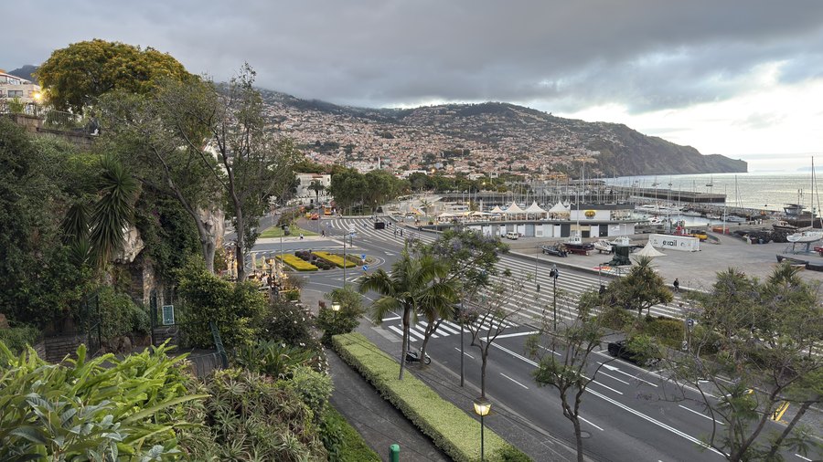 Amfiteatr zabudowy Funchal nad portem i mariną o zmierzchu