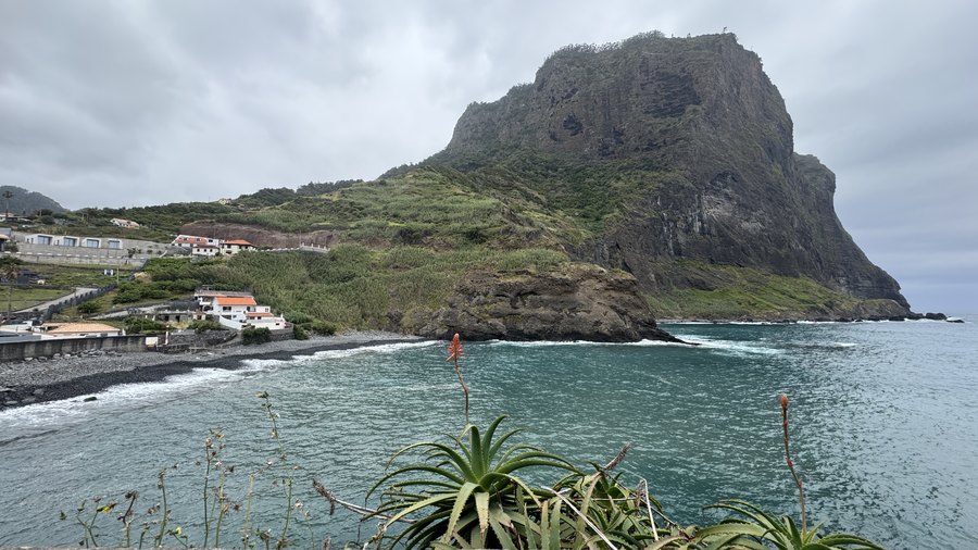 Skała Orła nad zatoką Porto da Cruz i turkusowy ocean