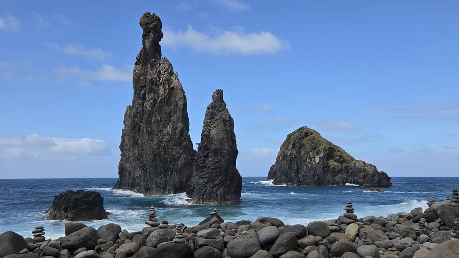 Skalne iglice Ilhéus da Ribeira da Janela wyrastające z oceanu