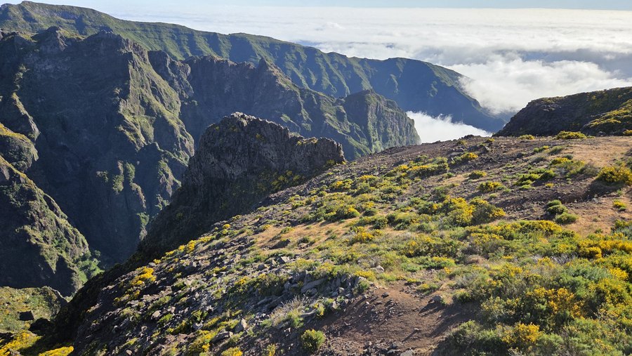 Górskie zbocza Pico do Arieiro i chmury rozlewające się w dolinach