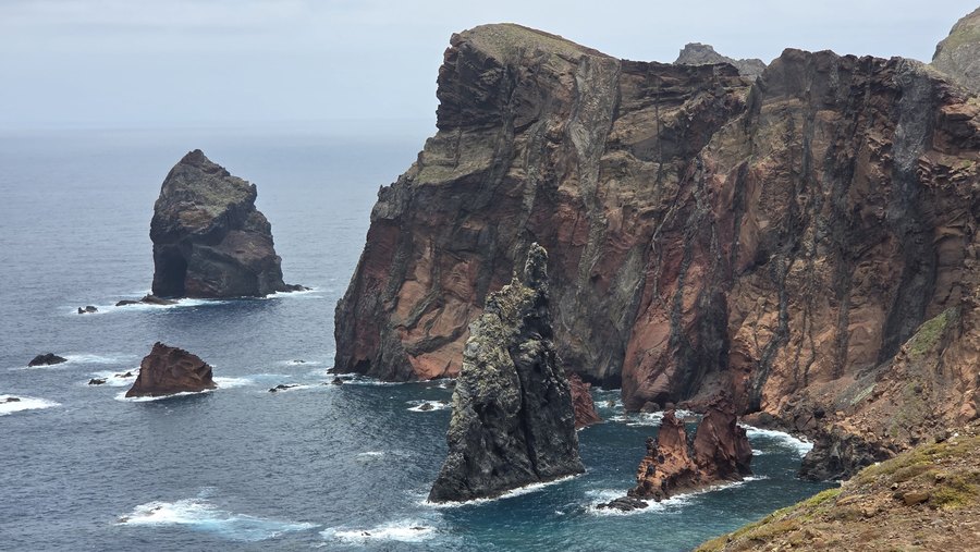 Czerwono-brunatne klify i skalne iglice wyrastające z oceanu na Ponta de São Lourenço