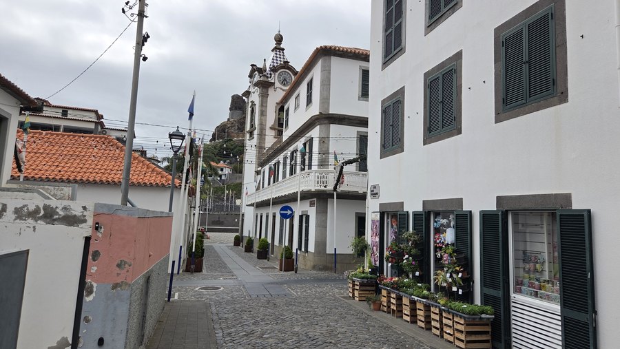 Brukowana uliczka w Ribeira Brava z wieżą ratusza w tle